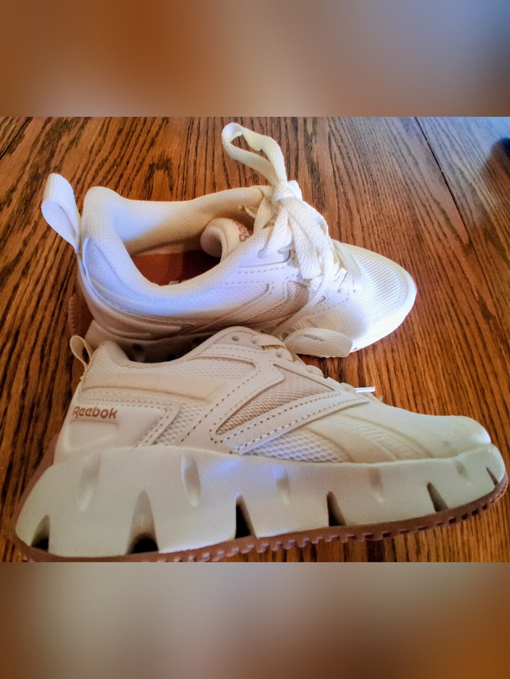 NEW REEBOK Girls Shoes White, Light Pink trim Color.  ,sz 13